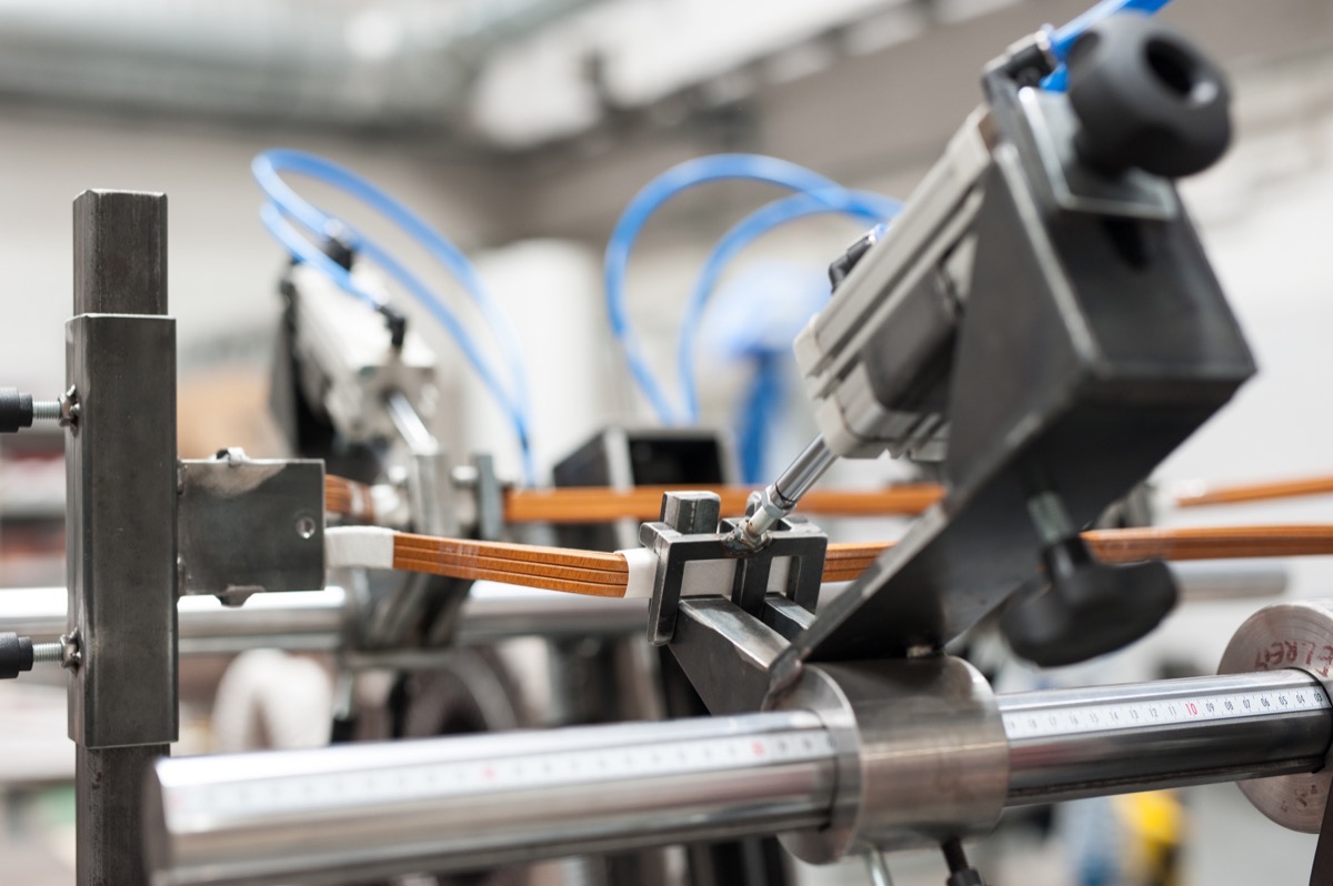Precyzyjne prace przy komponentach maszyny elektrycznej w Zakładzie Elektromechanicznym ELREM Sp. z o.o.